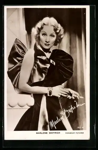 AK Schauspielerin Marlene Dietrich im feschen Kleid