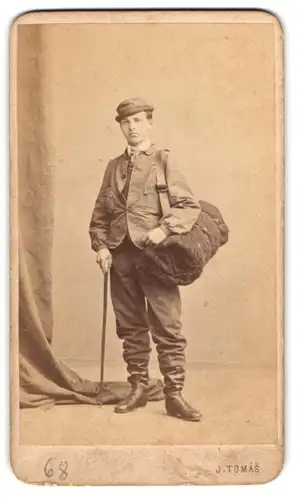 Fotografie J. Tomas, Prag, junger Mann auf der Walz / Wanderjahre mit Wandergepäck