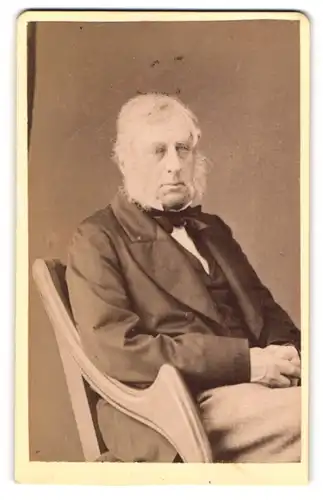 Fotografie B. W. Bentley, Buxton, Portrait William Cavendish, 7th Duke of Devonshire im Anzug