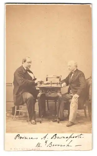 Fotografie Alphonse Bernoud, Naples, Schachgrossmeister ( Primus) am Schachbrett im Spiel vertieft, Schach