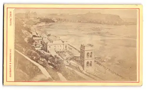 Fotografie J. King, Scarborough, Ansicht Scarborough, Blick auf das Grand Hotel und die Küste