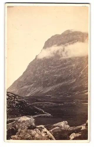 Fotografie G. W. Wilson, Aberdeen, Ansicht Glencoe, schöne Berglandschaft in Schottland mit Wolken vor dem Berg