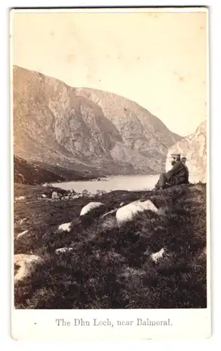Fotografie G. W. Wilson, Aberdeen, Ansicht Balmoral, The Dhu Loch, Mann rastet am Loch
