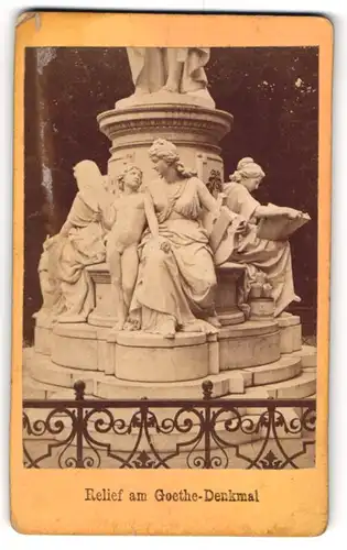 Fotografie unbekannter Fotograf, Ansicht Berlin-Tiergarten, Relief am Sockel des Goethe Denkmals