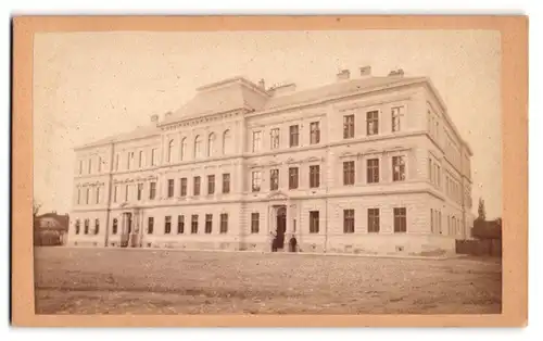 Fotografie F. A.Brozek, Visokem Myte, Ansicht Hohenmauth, das Gymnasium, Rückseite Frontansicht des Ateliersgebäude