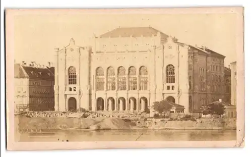 Fotografie unbekannter Fotograf, Ansicht Budapest, Blick auf die Konzerthalle am Ufer