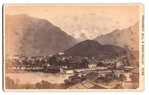 Fotografie unbekannter Fotograf, Ansicht Interlaken, Blick auf die Stadt mit Jungfrau