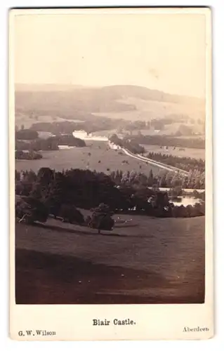 Fotografie G. W. Wilson, Aberdeen, Ansicht Blair Atholl, Blick über die Landschaft nach Blair Castle
