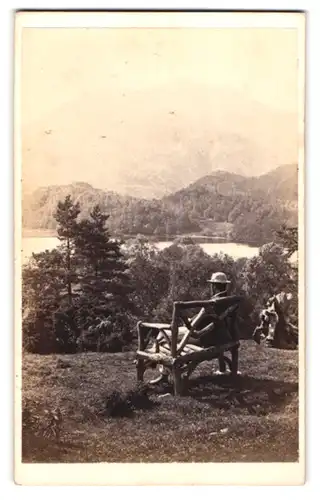 Fotografie G. W. Wilson, Aberdeen, Ansicht Callander, Mann auf einer Bank schaut auf Loch Achray