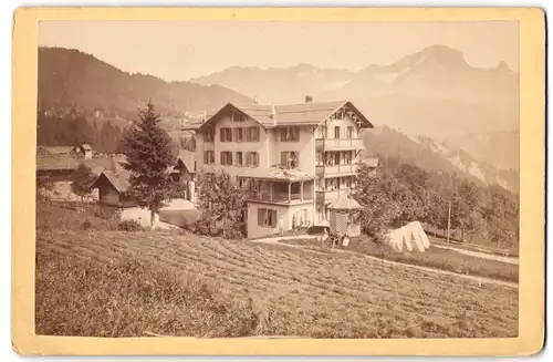 Fotografie A. Deladoey, Aigle, Ansicht Corbeyrier, Blick auf ein Hotel mit Dachdeckern bei der Arbeit