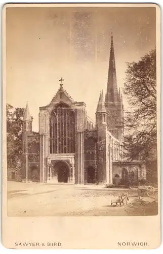 Fotografie Sawyer & Bird, Norwich, Ansicht Norwich, Blick auf die Front der Norwich Kathedrale