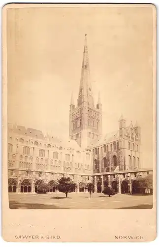 Fotografie Sawyer & Bird, Norwich, Ansicht Norwich, im Hofe der Norwich Kathedrale
