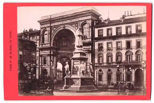 Fotografie unbekannter Fotograf, Ansicht Mailand, Place du Theatre de la Scala mit Leonardo da Vinci Denkmal