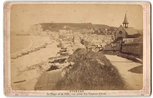 Fotografie unbekannter Fotograf, Ansicht Etretat, La Plage e t la Ville, vue prise des Falaises d`Aval