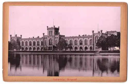 Fotografie unbekannter Fotograf, Ansicht Schwerin, Blick übers Wasser nach dem Arsenal