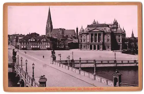 Fotografie unbekannter Fotograf, Ansicht Schwerin, Blick über die Schlossbrücke nach dem Hoftheater