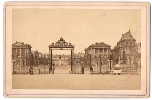 Fotografie Bte. Guerard, Paris, Ansicht Versailles, Chateau de Versailles, Blick durch das Eingangstor zum Schloss