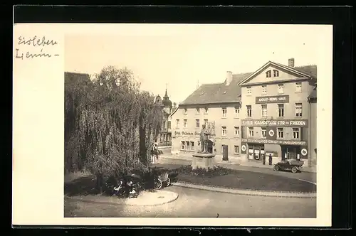 Foto-AK Eisleben, Am Lenin-Denkmal mit August-Bebel-Haus, Hotel Goldener Sternenwagen