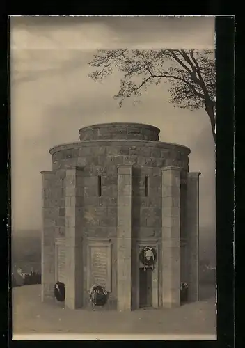 AK Burgbernheim, Am Kriegerdenkmal