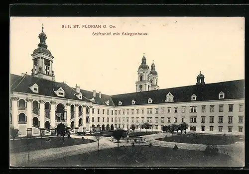 AK St. Florian, Stiftshof mit Stiegenhaus