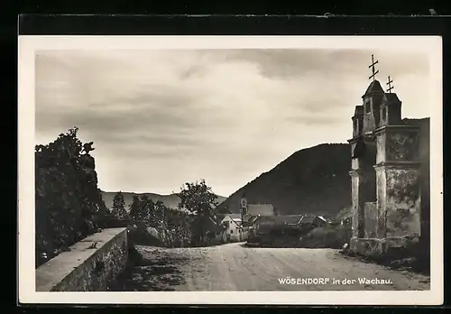AK Wösendorf in der Wachau, Strassenpartie mit Andacht