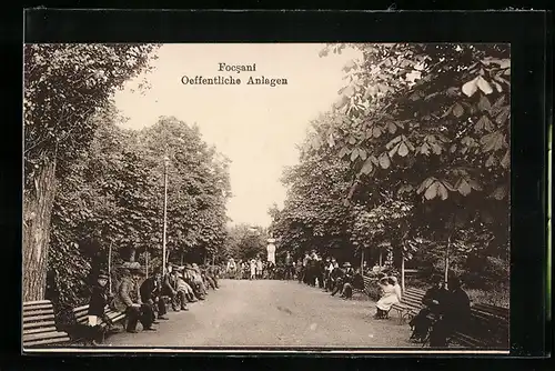 AK Focsani, Passanten in den Oeffentlichen ANlagen