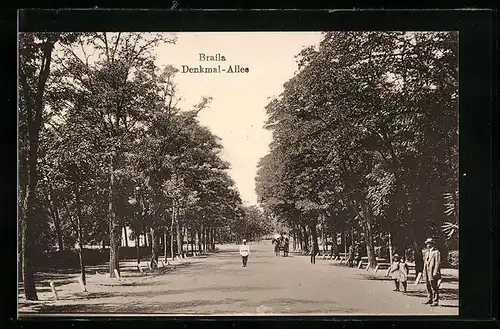 AK Braila, Denkmal-Allee mit Passanten