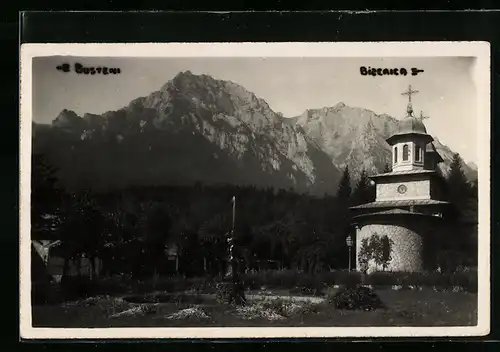 AK Busteni, Kirche mit Statue und Bergblick