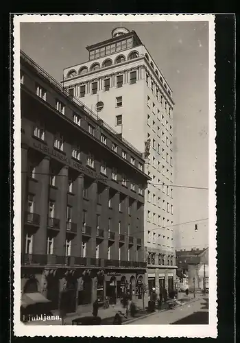 AK Ljubljana, Ortspartie mit Hochhaus-Turm und Passanten