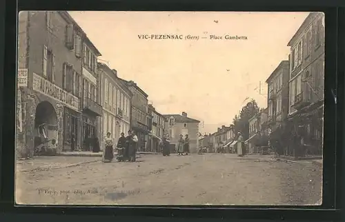 AK Vic-Zezensac, Place Gambetta, Strassenpartie