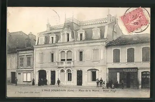 AK L`Isle Jourdain, Place de la Mairie - Hôtel Augé