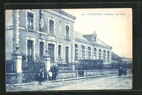 AK Saint-Sébastien, la Mairie et les Ecoles