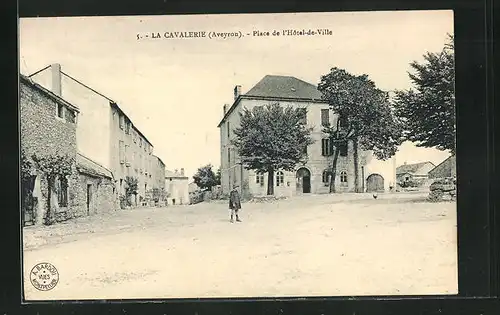AK La Cavalerie, Place de l`Hôtel-de-Ville, Ortspartie