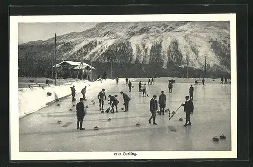 AK Männer beim Curling auf einer Eisbahn