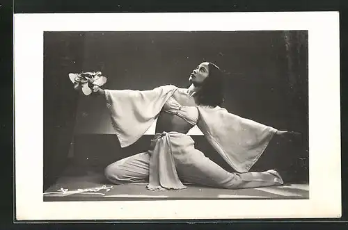 AK Frau im Bühnenkostüm bei einem Ausdruckstanz