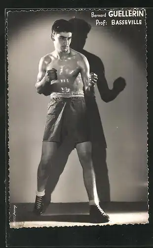 AK Boxer Bernard Guellerin in Pose