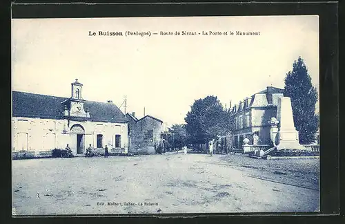 AK Le Buisson, Route de Sivrac, La Porte et le Monument