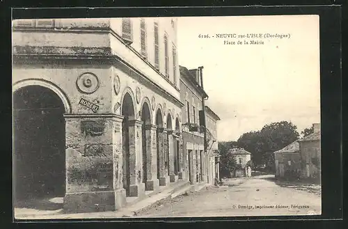 AK Neuvic-sur-l`Isle, Place de la Mairie