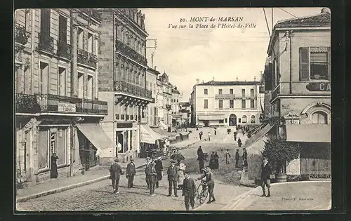 AK Mont-de-Marsan, Vue sur la Place et l'Hotel-de-Ville