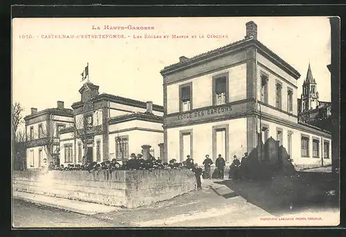 AK Castelnau-d`Estretefonds, Les Ecoles et Mairie et le Clocher