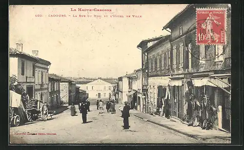 AK Cadours, La Rue du Midi et l`Hotel de Ville