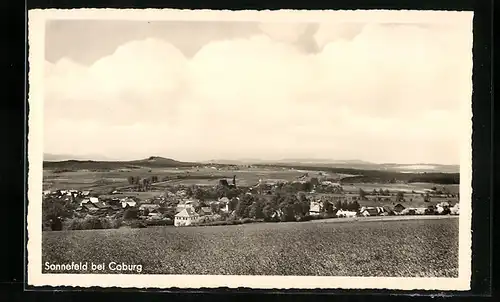 AK Sonnefeld bei Coburg, Ortspanorama mit Fernblick