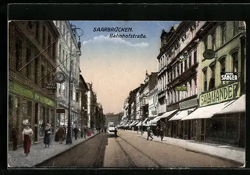 AK Saarbrücken, Bahnhofstrasse mit Geschäften und Strassenbahn