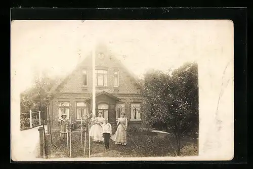 Foto-AK Grünendeich, Bedienstete im Garten vor einem Haus