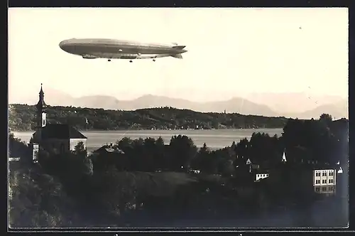 Foto-AK Starnberg, Zeppelin fliegt über den Starnberger See