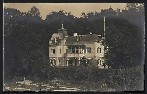 Foto-AK Leoni, Villa am Starnberger See mit Anlage, 1914