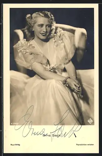 AK Opernsängerin Erna Sack sitzend im pompösen Kleid, Autograph