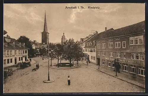 AK Arnstadt /Th., Riedplatz mit Kirche und Hotel Goldene Sonne aus der Vogelschau