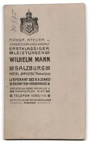 Fotografie Wilhelm Mann, Salzburg, Makartplatz, Junger Herr im Anzug mit Krawatte