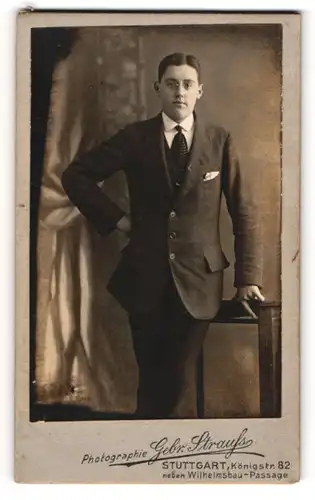 Fotografie Gebr. Strauss, Stuttgart, Königstr. 82, Junger Herr im Anzug mit Krawatte